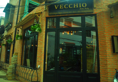 Mang đậm nét kiến trúc miền nam Italy, quán cafe Vecchio (quận 3, TP HCM) sẽ khiến mọi người liên tưởng đến những ngôi nhà nhỏ xinh và cổ điển, đây cũng được xem là một địa điểm hẹn hò lý tưởng cho các cặp đôi ở Sài Gòn mùa Valentine năm nay