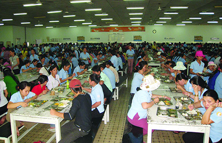 Bữa cơm công nhân ở tỉnh Bình Dương hầu như chỉ có giá chưa đầy 11.000 đồng