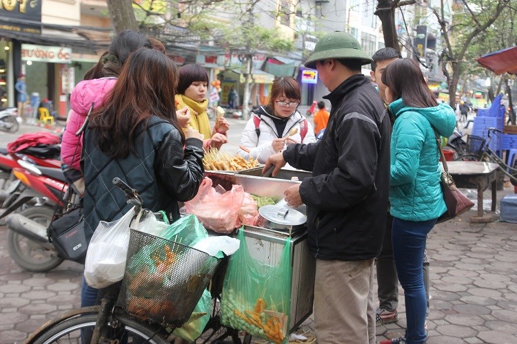 Đồ ăn vặt được bày bán la liệt quanh khu vực cổng trường học
