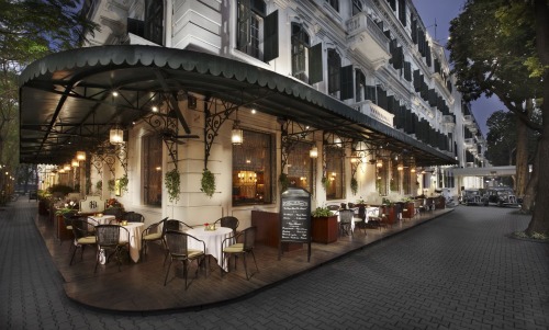 La Terrasse du Metropole được xem là một quán café vỉa hè sang và đặc biệt nhất Hà thành. Quán nằm dọc trên hè phố Ngô Quyền, uốn theo góc đường Lê Phụng Hiểu, trông ra một góc vườn hoa Con Cóc