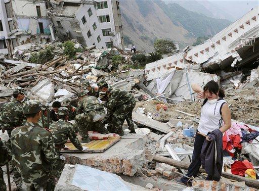 Các chiến sĩ tham gia cứu các nạn nhân sau động đất
