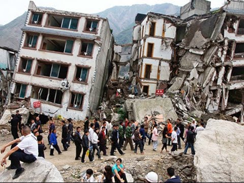 NHững căn nhà đổ nát và xiêu vẹo sau trận động đất kinh hoàng