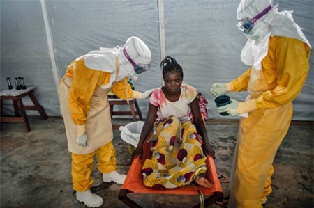 An ủi bệnh nhân nhiễm dịch Ebola