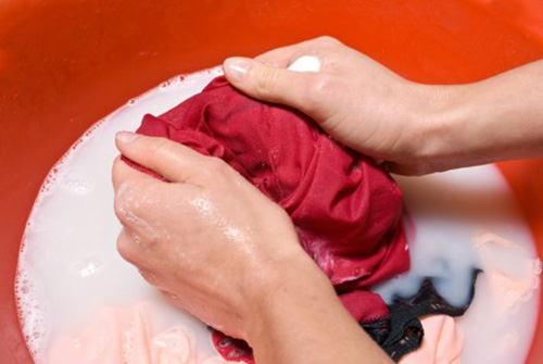 Giặt quần áo bằng nước lạnh giữ màu lâu hơn nước ấm