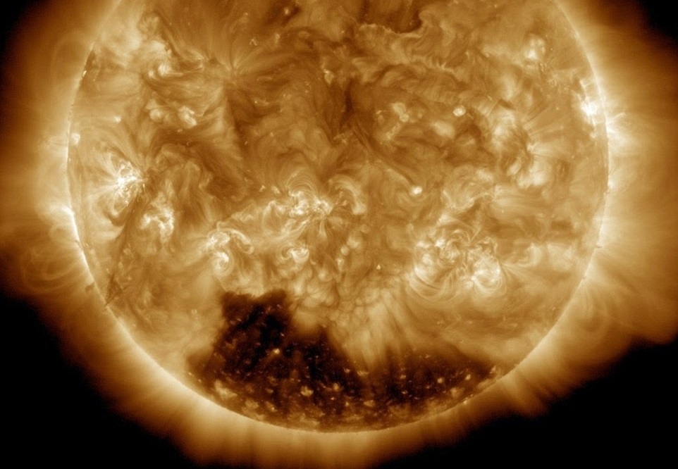 Hiện tượng bí ẩn diễn ra trên bề Mặt Trời thực ra là sự xuất hiện của hố vành nhật hoa