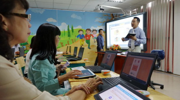 Hiệu trưởng các trường tiểu học và trưởng phòng giáo dục các quận ở TP HCM đang được giới thiệu về sách giáo khoa điện tử và máy tính bảng cho học sinh tiểu học các lớp 1, 2, 3. 