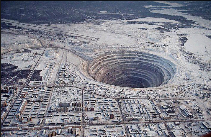 Hòn đá kỳ lạ được tìm thấy tại mỏ khai thác kim cương Udachnaya, Nga