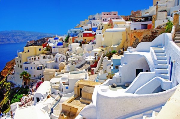 Những hòn đảo và thành phố sát biển ở Hy Lạp mang đặt trưng sắc màu và sự lôi cuốn của Địa Trung Hải