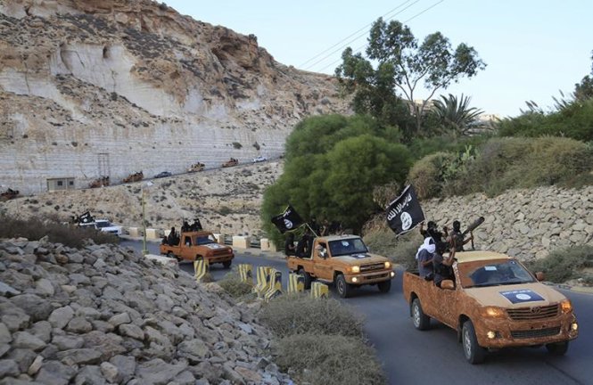 Các phần tử khúng bố IS tuần tra ở ngoại ô Derna