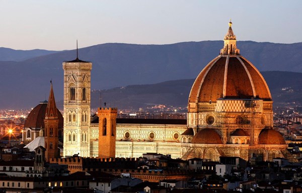 Không phải Roma, Milan hay Venice, nếu các bạn là người thích những tòa nhà cổ kính theo kiến trúc xưa Florence, Ý sẽ là điểm đến hoàn toàn phù hợp cho những cặp đôi