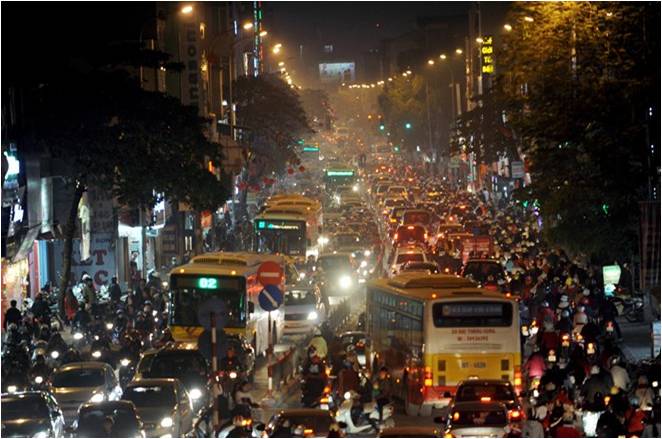 Tại Hà Nội, phố Tây Sơn và Nguyễn Lương Bằng lâm vào cảnh ùn tắc khi dòng người ùn ùn kéo về phía trung tâm thủ đô.