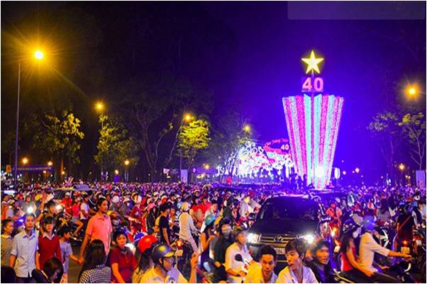 Tại TP Hồ Chí Minh, khu trung tâm thành phố, lượng người đông nghịt.
