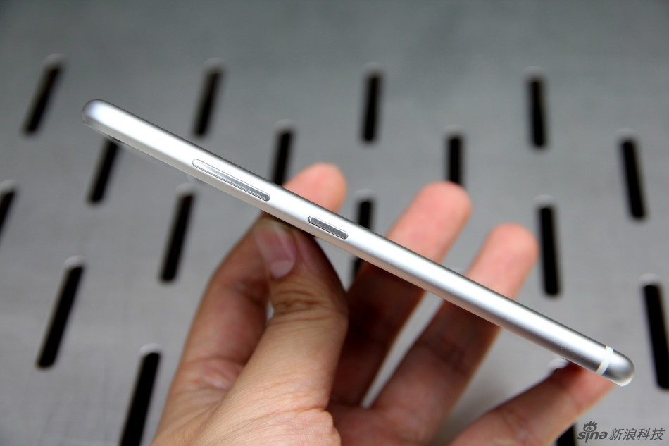 Smartphone Sisley S90 sở hữu kích thước chỉ mỏng 6,9 mm, gần như tương đương với độ dày của iPhone 6
