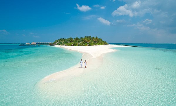 Những hòn đảo ở Maldives luôn đứng đầu trong danh sách những điểm đến trăng mật nếu bạn là người thích vùi chân trần vào bờ cát mịn trong khi đón những ánh nắng chan hòa phủ lên khắp cơ thể