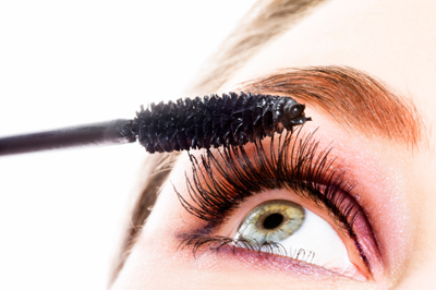 Mắt rất dễ bị nhiễm trùng nghiêm trọng khi sử dụng mascara quá hạn