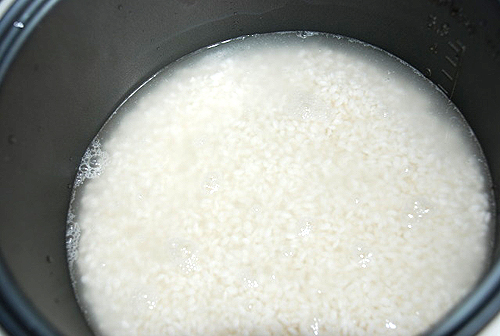 Gạo nếp vo sạch, đem ngâm vào nước lạnh qua đêm 