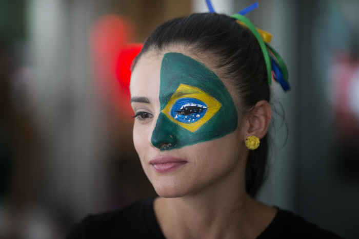 Nữ CĐV với khuôn mặt ấn tượng trong trận Brazil gặp Croatia