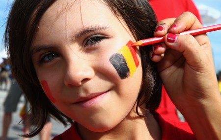 Nữ CĐV Bỉ đang vẽ quốc kì lên mặt cổ vũ đội nhà