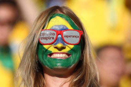 Nữ CĐV Brazil khuấy động sân cỏ