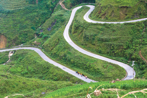 Đèo Pha Đin có độ dài 32km và được coi là nơi tiếp giáp giữa trời và đất