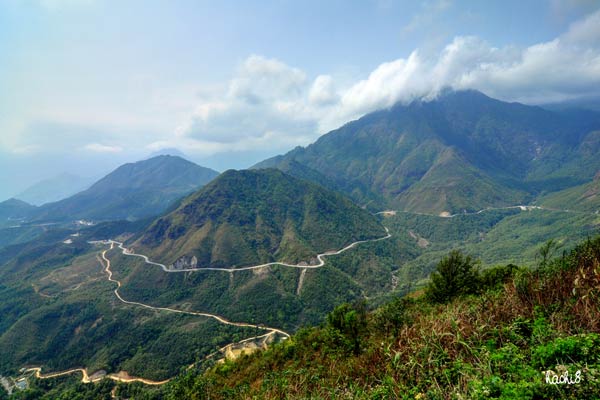 Đèo Ô Quy Hồ nằm trên tuyến quốc lộ 4D cắt ngang dãy Hoàng Liên Sơn, nối liền hai tỉnh Lào Cai và Lai Châu. Đây là con đèo giữ kỉ lục về độ dài ở Tây Bắc với chiều dài lên đến gần 50km