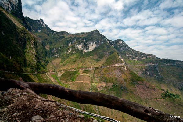 Trên đèo Mã Pí Lèng có một con đường rất nổi tiếng với dân phượt mang tên đường Hạnh Phúc. Trên đỉnh đèo hiện cũng đã có một trạm dừng chân cho du khách ngắm cảnh