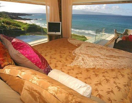 Một phòng ngủ hướng ra biển, được thiết kế vô cùng ấn tượng, các bóng đèn sẽ tự bật sáng khi một ai đó bước vào phòng