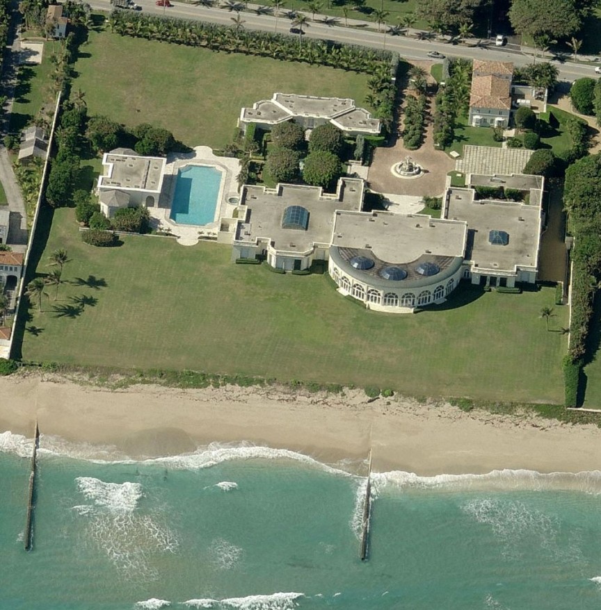 Maison de L'Amitie, Palm Beach, Florida.  Tỷ phú Dmitry Rybolovlev đã đàm phán một thỏa thuận với ông trùm bất động sản Donald Trump vào năm 2008 để mua biệt thự bờ biển Palm Beach của Trump với $ 95 triệu USD. Chưa có thông tin chính thức về việc ông đã làm gì với 60000 feet vuông của ngôi nhà, tuy nhiên,  có thể khẳng định đây là một thương vụ mua bán đúng đắn của Rybolovlev. 