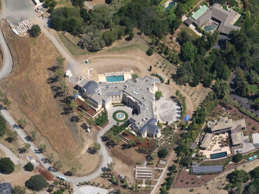 Thung lũng Silicon Mansion, Los Altos Hills, California. Hiện tượng trên mạng xã hội Facebook, ông Yuri Milner với tổng tài sản 1.1 tỷ USD đã dành 100 triệu để mua căn hộ tuyệt đẹp tại Cali này năm 2011. Ngôi nhà có bể bơi trong nhà lẫn ngoài trời, cùng với những phòng khiêu vũ hoành tráng cho những lễ kỷ niệm đặc biệt.