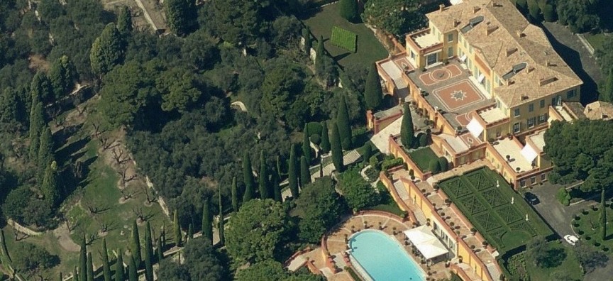 Villa Leopolda, Villefranche-sur-mer, Pháp. Vua Leopold II đã rất hào phóng với vô số tình nhân của mình. Từ năm 1929 đến năm 1931, ông tự nhận là xây dựng một số nhà ở ven bờ cho họ trên một bất động sản 81 mét vuông sắc màu rực rỡ trong Riviera của Pháp. Nhà từ thiện Brazil Lily Safra, người có tổng tài sản tài sản khoảng 1,2 tỷ USD, đã mua ngôi nhà, và đồn đại là đây là ngôi nhà đắt nhất nhì thế giới, với trị giá 750 triệu trong năm 2008.