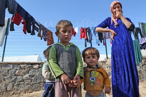 Trẻ em người Kurd sơ tán cùng gia đình tại một trại tị nạn ở Thổ Nhĩ Kỳ sau khi ISIS bao vây thị trấn Kobani