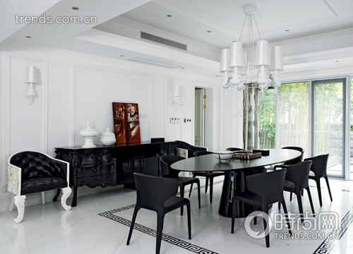 Khu vực phòng ăn được bài trí theo phong cách Châu Âu hiện đại cũng sử dụng gam màu đen trắng hiện đại làm chủ đạo