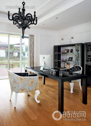 Phòng đọc sách với sàn gỗ và nội thất bọc da điểm hoa. Nét chấm phá cổ điển theo kiểu Trung Hoa cũng tạo nên điểm nhấn lạ mắt cho căn phòng 