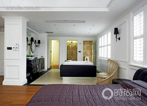 Phòng ngủ được thiết kế mở, thông với phòng tắm. Tông màu vàng hoàng gia được tăng thêm làm căn phòng trở nên dịu mát hơn