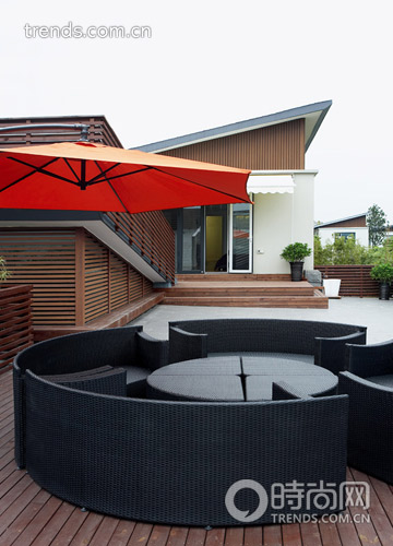 Nếu như phòng khách của ngôi nhà được thiết kế rất trang nhã thì phần ban công lại đặc biệt gây ấn tượng vì được bài trí như một quán cà phê ngoài trời