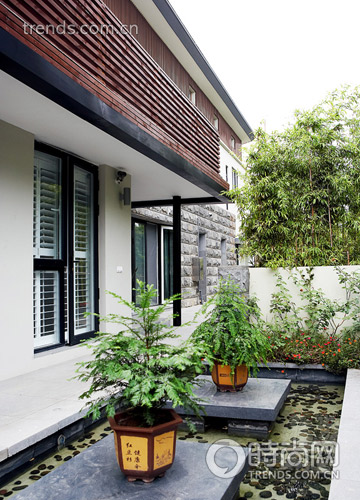 Khoảng sân vườn mang phong cách Á Đông xanh mát với bố trí phong thuỷ mềm mại và hài hoà