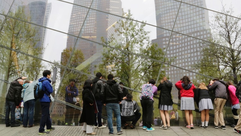 Nhiều người đã đến thăm buổi trưng bày tưởng niệm sự kiện khủng bố 11/9