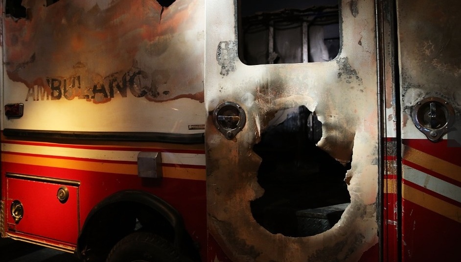 Một chiếc xe cứu thương của Đội cứu hỏa New York bị phá hủy trong sự kiện 11/9
