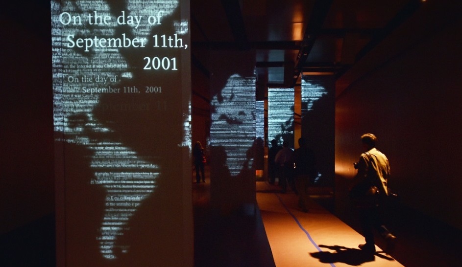 Những tấm bảng lớn in chữ có gắn âm thanh kể lại sự kiện 11/9 trong một buổi lễ tưởng niệm