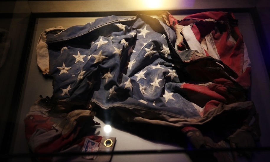 Những gì còn sót lại của quốc kỳ nước Mỹ trên đỉnh Trung tâm thương mại thế giới sau khi bị khủng bố tấn công