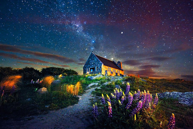 Khung cảnh trời đêm huyền ảo cùng ngôi nhà nhỏ bé đã tạo nên một bức tranh vô cùng đẹp đẽ bên hồ Tekapo, New Zealand.