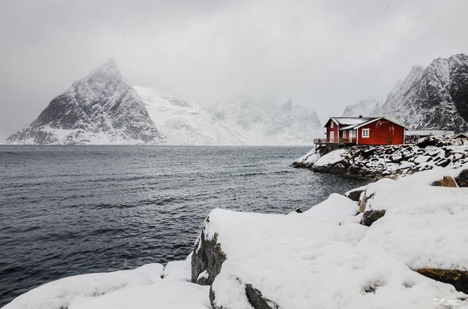 Ngôi nhà sơn đỏ nổi bật giữa tuyết trắng ở Na Uy.