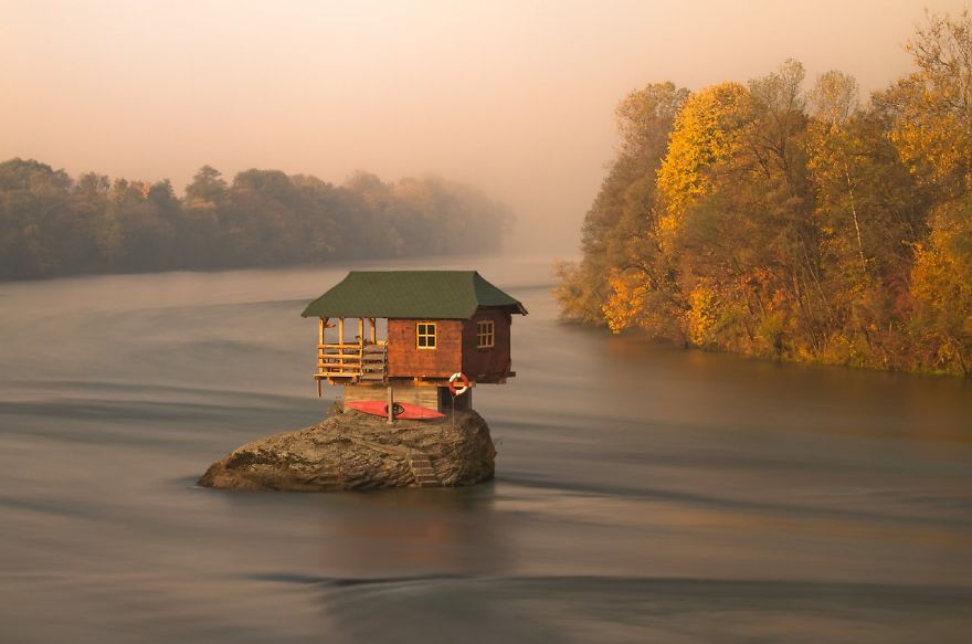 Ngôi nhà nằm trên một tảng đá lớn giữa con sông Drina ở Serbia