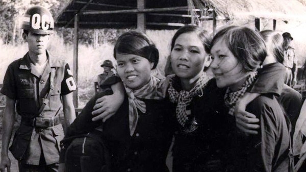 Bà Võ Thị Thắng (bên phải) cùng các bạn tù chính trị nữ trong đợt trao trả tù binh tại Lộc Ninh tháng 4/1974