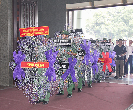 Nhiều lãnh đạo cấp cao đã gửi vòng hoa đến viếng, chia buồn cùng gia đình bà Võ Thị Thắng