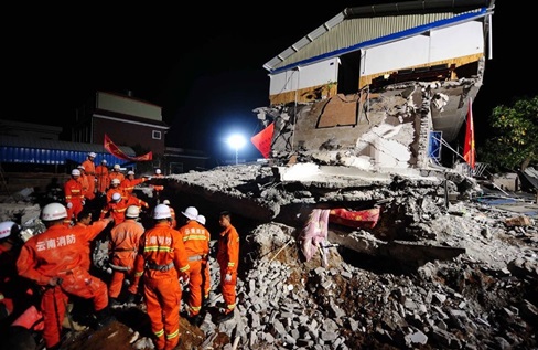 Lưc lượng cứu hộ thực hiện nhiệm vụ sau trận động đất