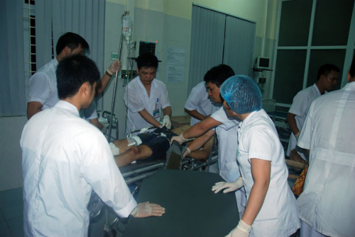 Các nạn nhân đang được cấp cứu tại nhiều bệnh viện ở Lào Cai