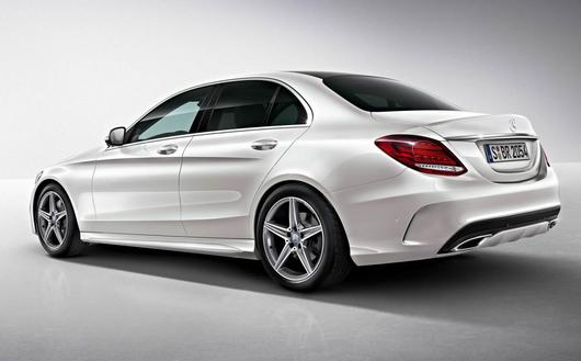 Nội thất Mercedes-Benz C-Class được thiết kế rộng hơn theo phong cách đơn giản và tinh tế