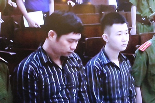 Hai bị cáo Nguyễn Mạnh Tường và Đào Quang Khánh trước vành móng ngựa hôm 14/4.