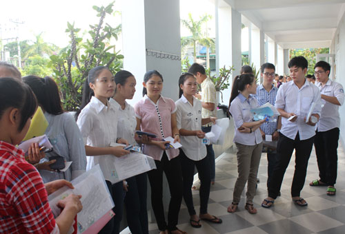 Hơn 6h sáng, thi sinh đã có mặt túc trực trước cửa phòng thi tại điểm thi Trường trung cấp Việt Anh để chuẩn bị môn thi Toán, máy tính cá nhân được hầu hết các em chuẩn bị.